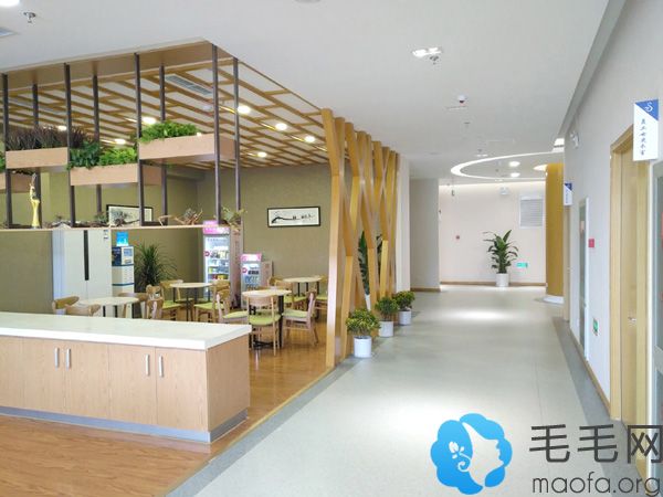 医院内部茶水间让您在舒适的环境中变美