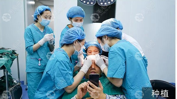 多名医生共同操作完成植发手术