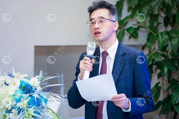 吴文育医生在《毛发移植规范》会议上发言