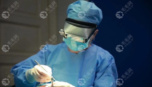 广州碧莲盛植发医生正在大面积疤痕种植手术中