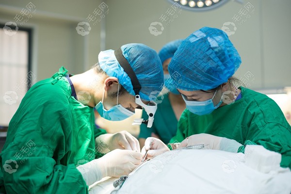 杭州新生医生正在进行手术