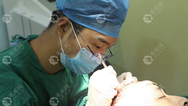 上海新生赖波医生正在进行植发手术