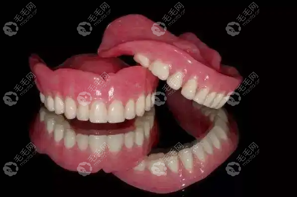 老人牙龈都萎缩能安满口假牙吗,镶整口牙或种植全口牙都行