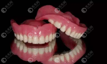老人牙龈都萎缩能安满口假牙吗,镶整口牙或种植全口牙都行