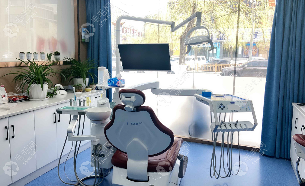 拉萨雅博仕口腔医院有公办医院种植牙医生坐诊